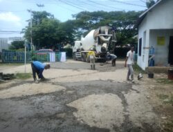 Tak Kunjung Diperbaiki, Warga Perumahan Graha Alana 1 Indramayu Swadaya Urug Jalan Utama Yang Rusak 