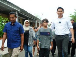 Bupati Lucky Hakim Berikan Kontrakan Rumah Bagi Sopiah dan Jadikan Petugas Kebersihan di PT. BWI